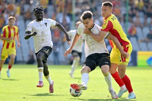 Piłkarze Pogoni doznali czwartej porażki w tym sezonie ekstraklasy. Szczecinianie na wyjeździe przegrali w sobotę z Koroną Kielce 0:1 w ósmej kolejce rozgrywek.