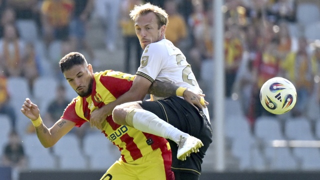 Piłkarze Pogoni powrócili do Szczecina bez punktów po porażce z Koroną Kielce w ósmej kolejce ekstraklasy. Dla gospodarzy zwycięskiego gola w 38 minucie zdobył były gracz Dumy Pomorza Dawid Błanik.