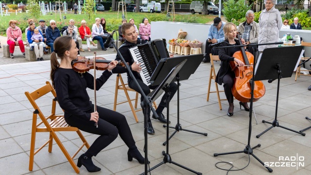 Muzycy szczecińskiej filharmonii kolejny raz zagrali koncert dla mieszkańców - pod gołym niebem.