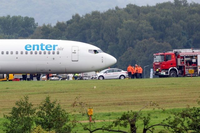 Zakończyła się ewakuacja pasażerów z samolotu, który zjechał z pasa podczas lądowania na lotnisku Kraków Balice. Samolot przyleciał z Antalyi i zatrzymał się na pasie zieleni.