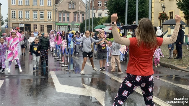 Pokaz mody piżamowej, rzut poduszką w dal czy zumba w szlafroku - to tylko część atrakcji podczas 3. Trzebiatowskiego Biegu w Piżamach.