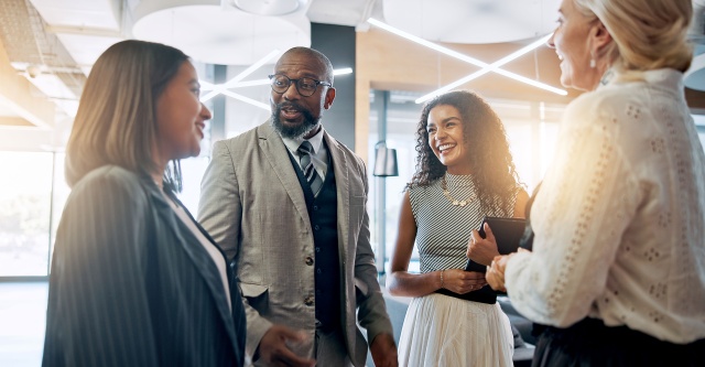 Wybór odpowiedniej agencji hostess to kluczowy krok dla sukcesu każdego wydarzenia. Od kompetencji, doświadczenia i umiejętności językowych personelu po profesjonalną organizację i referencje klientów - istnieje wiele czynników, które warto dokładnie przeanalizować. Profesjonalne agencje oferują kompleksowe wsparcie, elastyczność oferty i wysoką jakość obsługi, co może znacząco podnieść prestiż Twojego eventu. Dowiedz się, na co zwrócić uwagę przy podejmowaniu decyzji