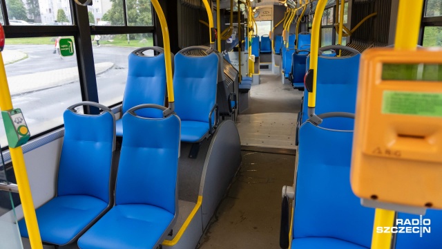 Szczecińskie Przedsiębiorstwo Autobusowe Dąbie testuje tapicerkę z ekoskóry na siedzeniach jednego ze swoich pojazdów. Wcześniej siedzenia w nim były obite tkaniną odporną na wandali, jednak wymagała ona wymiany.