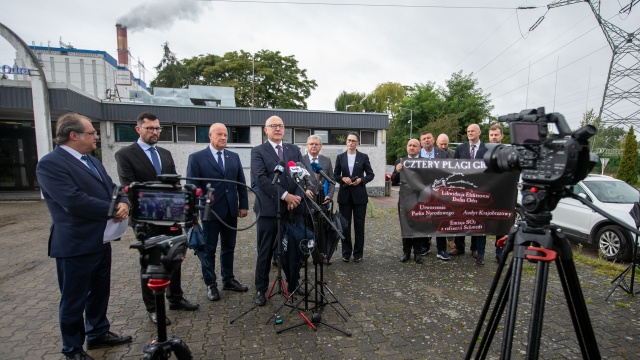 To nie pora na wyłączanie bloków węglowych w Elektrowni Dolna Odra w Gryfinie. Swój sprzeciw w tej sprawie w formie Deklaracji Gryfińskiej do biura podawczego elektrowni złożyli zachodniopomorscy parlamentarzyści z Prawa i Sprawiedliwości. Uważają, że likwidacja elektrowni w regionie może naruszyć bezpieczeństwo kraju.