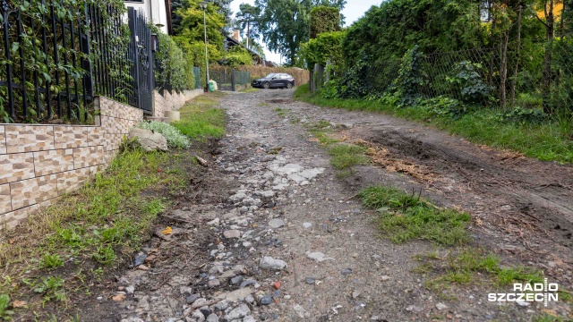 Droga jest dziurawa i wyboista, a każda ulewa powoduje podtopienia... Z takimi problemami borykają się mieszkańcy szczecińskiego osiedla Skarbówek, dojeżdżając do własnych posesji.