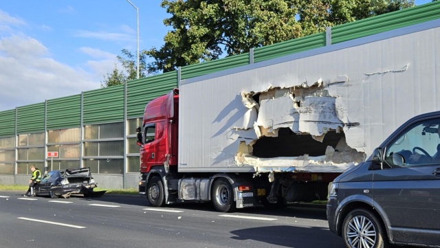 Na Szosie Stargardzkiej doszło do zderzenia dwóch samochodów ciężarowych.