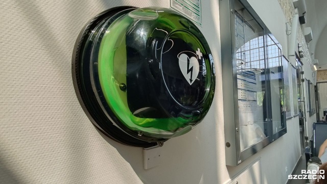 Kołobrzeg kupi kilkadziesiąt defibrylatorów AED. Miasto ogłosiło przetarg na zakup 28 urządzeń ratujących życie.