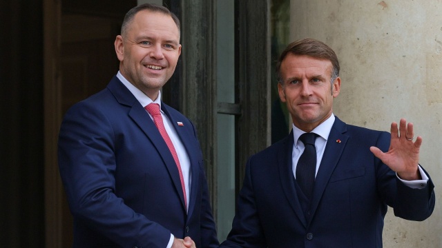 Bezpieczeństwo Polski i Ukrainy oraz relacje dwustronne. To główne tematy trwającej w Paryżu rozmowy prezydentów Karola Nawrockiego i Emmanuela Macrona.