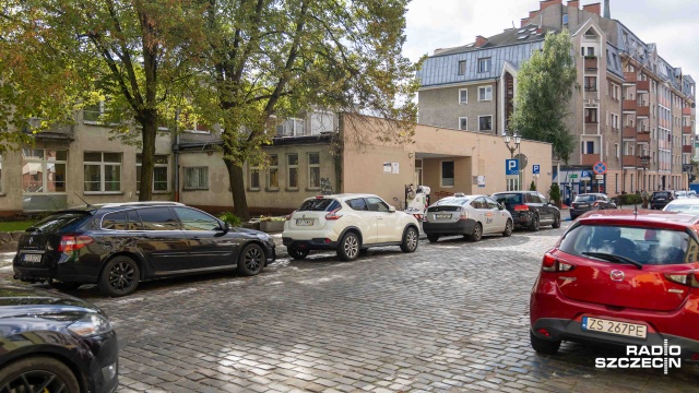 Boją się, że będą musieli jeździć do lekarza na drugą stronę miasta, chcą żeby opiekował się nimi jeden medyk, martwią się, że budynek ich przychodni przestanie istnieć - to obawy pacjentów przychodni przy ul. Staromłyńskiej w Szczecinie. Powstały w związku z decyzją o wyburzeniu budynku.