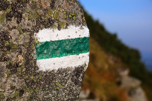 Góry w Polsce oferują różnorodność szlaków, każdy z nich oznaczony jest kolorami, które pomagają w orientacji i wyborze trasy odpowiedniej dla doświadczenia i kondycji wędrowca. W Europie natomiast, systemy oznaczeń mogą różnić się w zależności od kraju, ale wszędzie mają na celu ułatwienie nawigacji oraz zapewnienie bezpieczeństwa. Poznajmy bliżej, jakie są rodzaje i oznaczenia szlaków górskich zarówno w Polsce, jak i w innych częściach Europy.