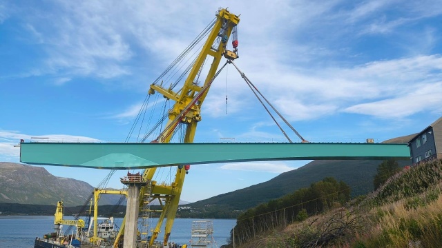 Ze Szczecina trafiły na koło podbiegunowe. Chodzi o części konstrukcyjne mostu, który powstaje na północy Norwegii.