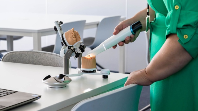 Nowoczesne wewnątrz-ustne skanery trafiły do Uniwersyteckiej Kliniki Stomatologicznej PUM w Szczecinie. Pozwolą one studentom i lekarzom korzystać z najnowszych technologii cyfrowych w stomatologii.