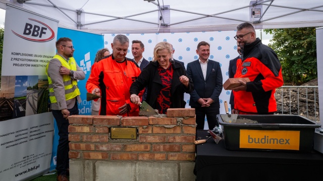 Pogotowie ratunkowe w Koszalinie będzie miało nową siedzibę. Właśnie przekazano plac budowy oraz wmurowano kamień węgielny. Nowoczesny obiekt powstanie przy ulicy Fałata.