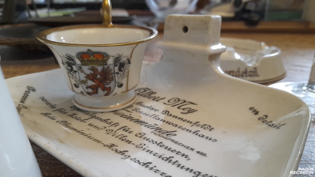 Filiżanki, talerze, spodeczki a wszystko z przedwojennego Świnoujścia. To nowe, choć ponad 100 letnie, eksponaty, które właśnie trafiły do Muzeum Rybołówstwa Morskiego. Jest czym nacieszyć oko.