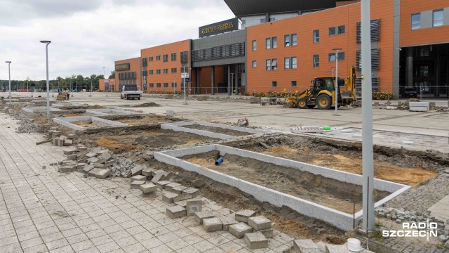 Odbetonowywanie placu przed Netto Areną w Szczecinie idzie bardzo sprawnie - oceniają mieszkańcy.