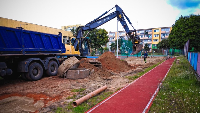 Przy SP 11 w Stargardzie ruszyła budowa bieżni lekkoatletycznej. Bezpieczeństwo i wygodę ćwiczących zapewni nawierzchnia poliuretanowa.