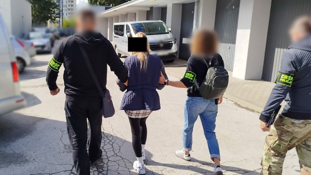 Funkcjonariusze Centralnego Biura Śledczego Policji rozbili gang handlujący luksusowymi autami. Przestępcy wbrew unijnym sankcjom sprzedali 600 takich samochodów na rynek Rosji i Białorusi.