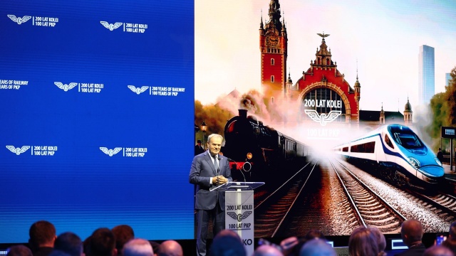 Kolej jest jednym z najważniejszych priorytetów rozwoju Polski - deklaruje premier Donald Tusk.