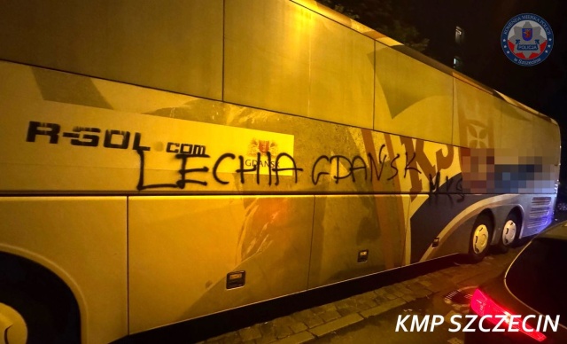 Uszkodzili autokar drużyny piłkarskiej - teraz będą tłumaczyć się przed sądem.