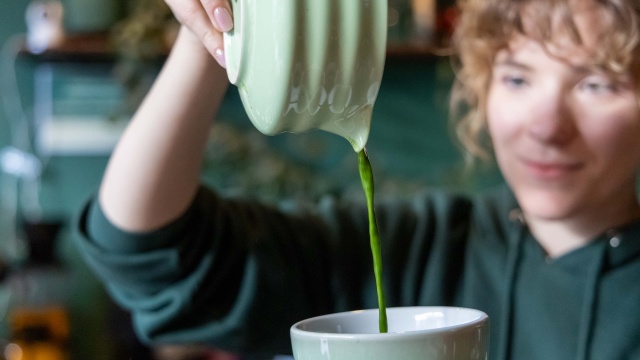 Można pić ją z mlekiem, sokiem owocowym lub z wodą. Mowa o matchy, czyli o zielonym proszku z japońskiej herbaty, który cieszy się coraz większą popularnością.