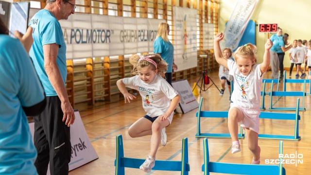 Tutaj rekordy mierzymy w pokonywaniu swoich strachów - mówi szczecińska wicemistrzyni skoku o tyczce Monika Pyrek. W Szkole Podstawowej nr 2 przy ul. Romera odbyła się dziewiąta odsłona warsztatów utytułowanej lekkoatletki.