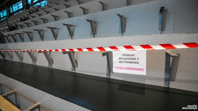 Parkiet wycyklinowany, pierwsze trzy rzędy siedzeń odnowione - brakuje tylko krzesełek na trybunach. Remont hali miejskiej przy ul. Twardowskiego w Szczecinie sprawia trochę kłopotu kibicom.