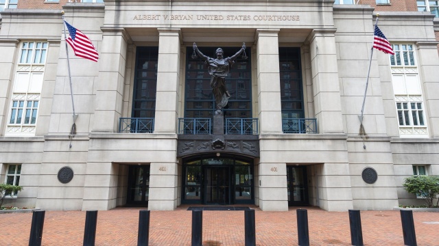 Były dyrektor FBI i krytyk Donalda Trumpa - James Comey - został oskarżony przez ławę przysięgłych. Zarzucono mu składanie fałszywych zeznań i utrudnianie postępowania kongresowego.