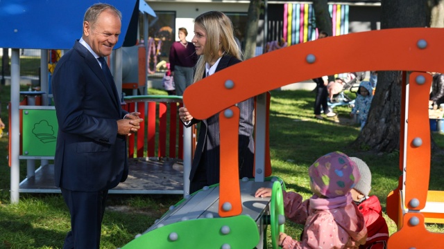 Dzięki programowi Aktywny Rodzic miesięczna opłata za żłobek spadła dziesięciokrotnie, a każdego dnia powstają średnio dwie placówki opieki - powiedział premier Donald Tusk.