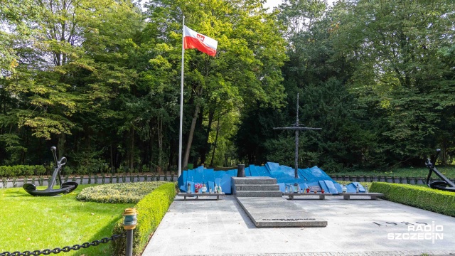 Szczecinianie są podzieleni w sprawie pomalowania na niebiesko fal na pomniku Tym, którzy nie powrócili z morza, który stoi na Cmentarzu Centralnym.