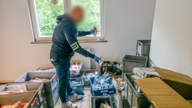 Szczecińscy policjanci, zamieszani w sprawę nielegalnej fabryki leków w Zachodniopomorskiem zostaną wydaleni ze służby.