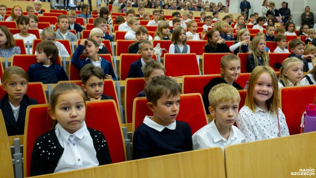 Dziecięcy Uniwersytet Technologiczny (DUTEK) wystartował w Szczecinie. To doskonała okazja dla uczniów szkół podstawowych z klas 2-8, aby poznać świat nauk - od ekonomii po zjawiska przyrodnicze i fizyczne.