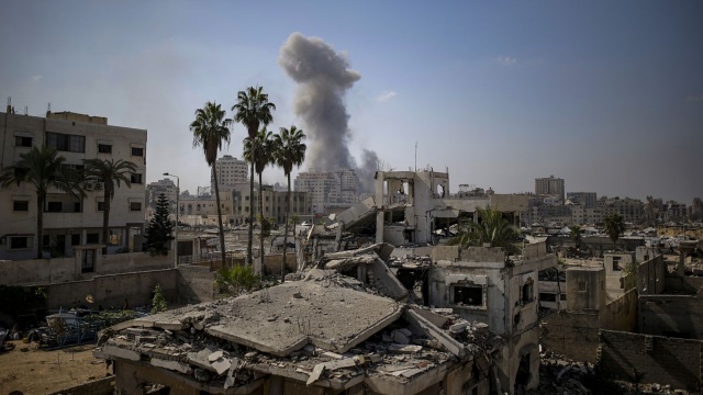 W izraelskich nalotach na Strefę Gazy zginęły ostatniej nocy co najmniej 32 osoby - poinformowali w sobotę lokalni urzędnicy cytowani przez agencję Associated Press.