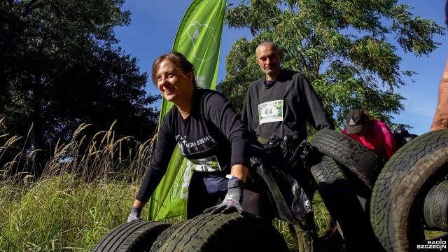 Na dawnym torze motocrossowym w Szczecinie stawiło się ponad 50 zdeterminowanych zawodników. Ich główny cel - zebrać jak najwięcej śmieci.