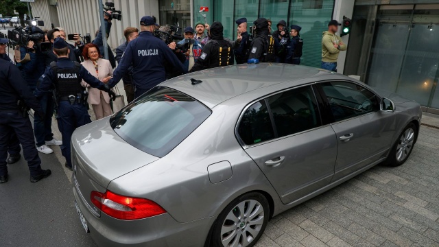 Były prokurator generalny, minister sprawiedliwości Zbigniew Ziobro został w poniedziałek zatrzymany przez policję w celu doprowadzenia na przesłuchanie przed komisją śledczą ds. Pegasusa. Zatrzymanie odbyło się, gdy tylko polityk wyszedł z samolotu, którym przyleciał z Brukseli do Warszawy.