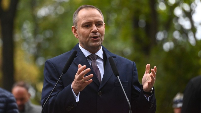 Prezydent skierował do Sejmu nowelizację ustawy o obywatelstwie polskim. W myśl zaproponowanych zmian cudzoziemcy starający się o polskie obywatelstwo będą musieli wykazać co najmniej 10 letni okres nieprzerwanego pobytu w kraju. Obecnie minimalny okres pobytu w Polsce wynosi 3 lata.