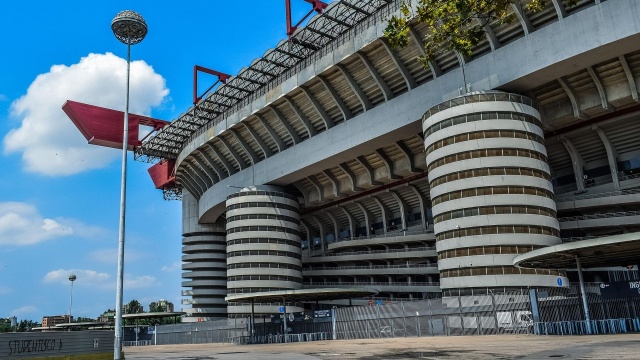 Stadio Giuseppe Meazza (zwany także San Siro) - stadion piłkarski w Mediolanie, na którym mecze rozgrywa A.C. Milan oraz Inter Mediolan.