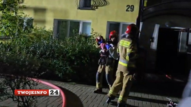 Jedna starsza kobieta ewakuowana z płonącego mieszkania przy ul. Moniuszki w Koszalinie doznała zatrzymania krążenia. Ratownicy przywrócili jej funkcje życiowe, trafiła do szpitala.