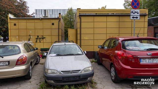 Od czterech lat stoi i straszy - mowa o wraku samochodu na drodze wewnętrznej osiedla przy ulicy Kujawskiej w centrum Szczecina.