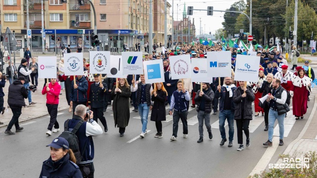 Studenci szczecińskich uczelni wracają do nauki. Z tej okazji zebrali się i przespacerowali ulicami miasta do Teatru Letniego, gdzie po raz pierwszy wspólnie zainaugurowali rok akademicki.
