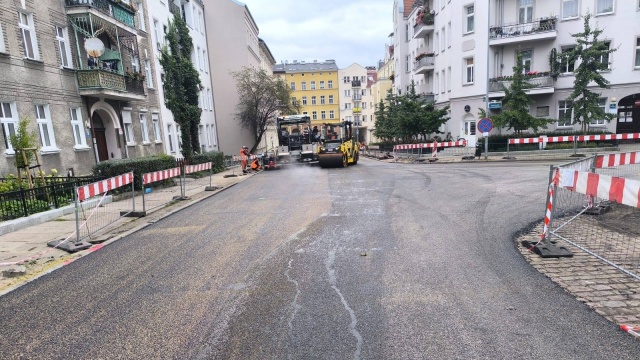 Mini rondo i więcej zieleni - trwają prace w rejonie Teatru Polskiego w Szczecinie.