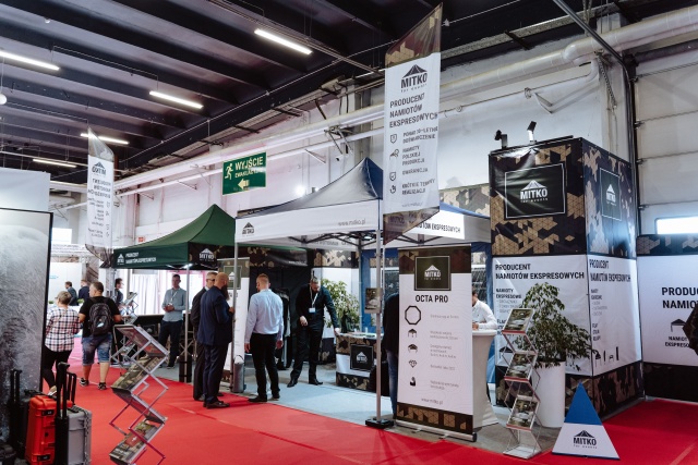 Organizacja stoiska eventowego często kojarzy się z dużymi wydatkami. Profesjonalne systemy wystawiennicze, bogata oprawa wizualna, gadżety i promocja mogą pochłonąć sporą część budżetu marketingowego. Co jednak w sytuacji, gdy środki są mocno ograniczone, a mimo to chcesz, aby Twoja firma była widoczna i zapadła w pamięć uczestników wydarzenia Wbrew pozorom to możliwe. Kluczem jest dobre planowanie, rozsądne inwestycje i wykorzystanie rozwiązań, które nie rujnują finansów, a potrafią zbudować profesjonalny wizerunek.