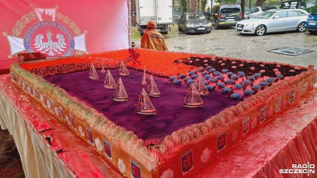 Tort-gigant został zaserwowany mieszkańcom Świnoujścia w czasie jubileuszu polskiej administracji w mieście.