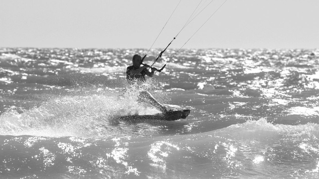 W sobotę w Jastarni (woj. pomorskie) zginął 59-letni kitesurfer, który przygotowywał się do pływania. Policja podała, że mężczyzna po podpięciu latawca został porwany przez silny wiatr i upadł na betonowy chodnik.