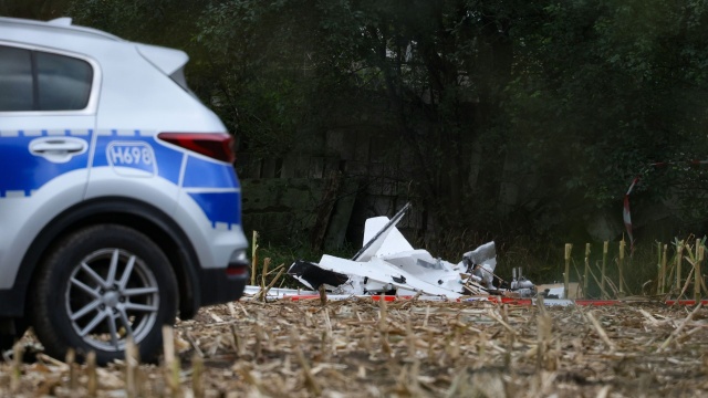 Kolejne fragmenty drona znaleziono na Mazowszu. Szczątki odkryto wczoraj po 18.00 na polu w miejscowości Zaręby Warchoły w powiecie ostrowskim.