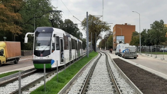 Będą kłopoty z przejazdem w rejonie al. Powstańców Wielkopolskich w Szczecinie - od ul. Milczańskiej do pl. Szyrockiego. Rusza asfaltowanie remontowej ulicy.