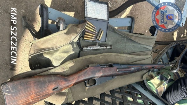 Na działce w garażu trzymał broń, amunicję i narkotyki - 40-latka zatrzymali szczecińscy policjanci. Mundurowi działając na podstawie uzyskanej wcześniej informacji ustalili miejsce pobytu podejrzanego.