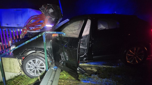 Ułamek sekundy i mogło dojść do tragedii - kierowca audi stracił panowanie nad autem i uderzył w barierki mostu.