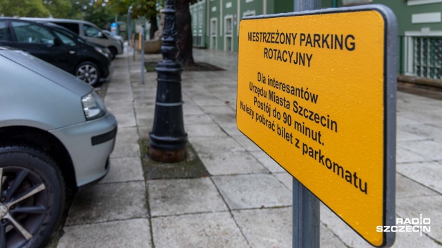 Parking rotacyjny przy UM działa. Mieszkańcy: trzeba mieć szczęście by znaleźć miejsce [WIDEO, ZDJĘCIA]
