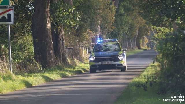 73-letni mężczyzna zginął podczas prac gospodarczych w Jażdżach w gminie Dygowo. Został wciągnięty przez maszynę rolniczą.