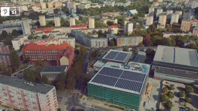 Trwa przebudowa Szczecińskiego Domu Sportu. Widać już efekty - gotowe są kolejne fragmenty elewacji, prowadzone są prace wykończeniowe i trwa montaż nowoczesnych instalacji.